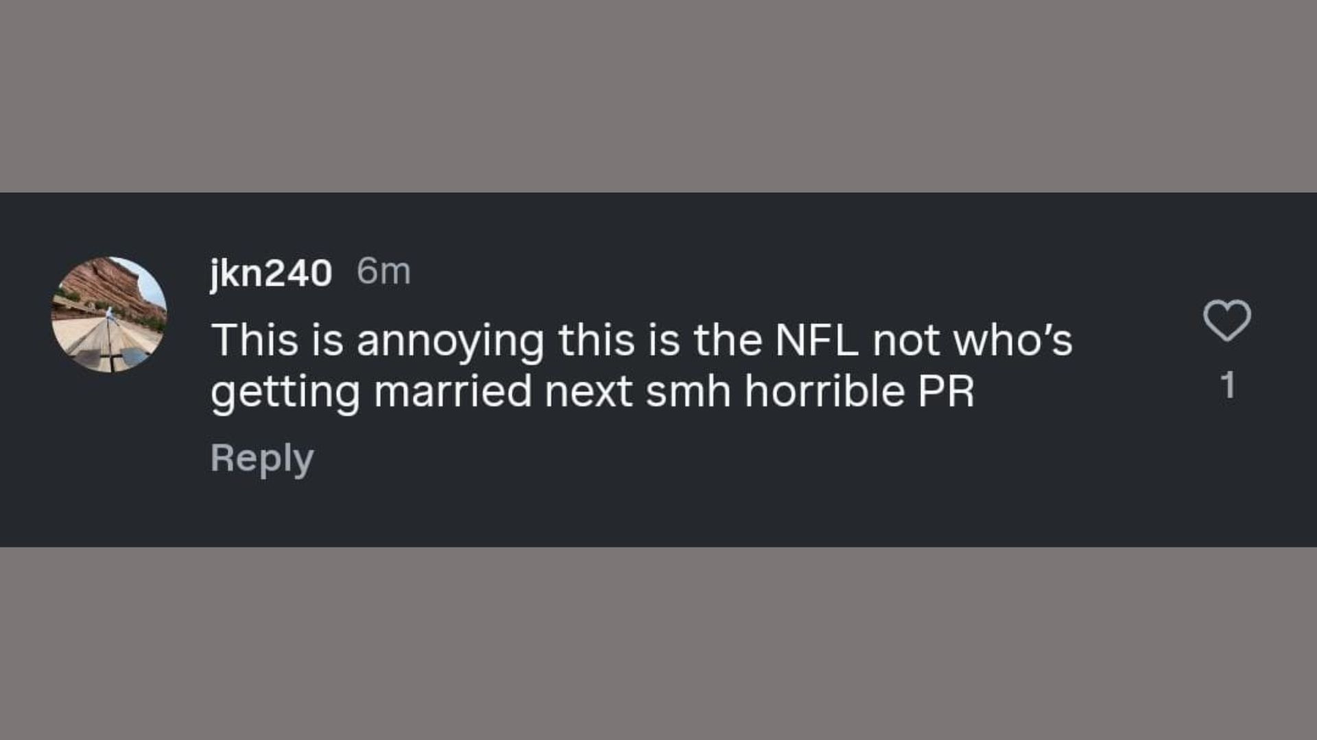 Fan Reaction to Travis Kelce-swift