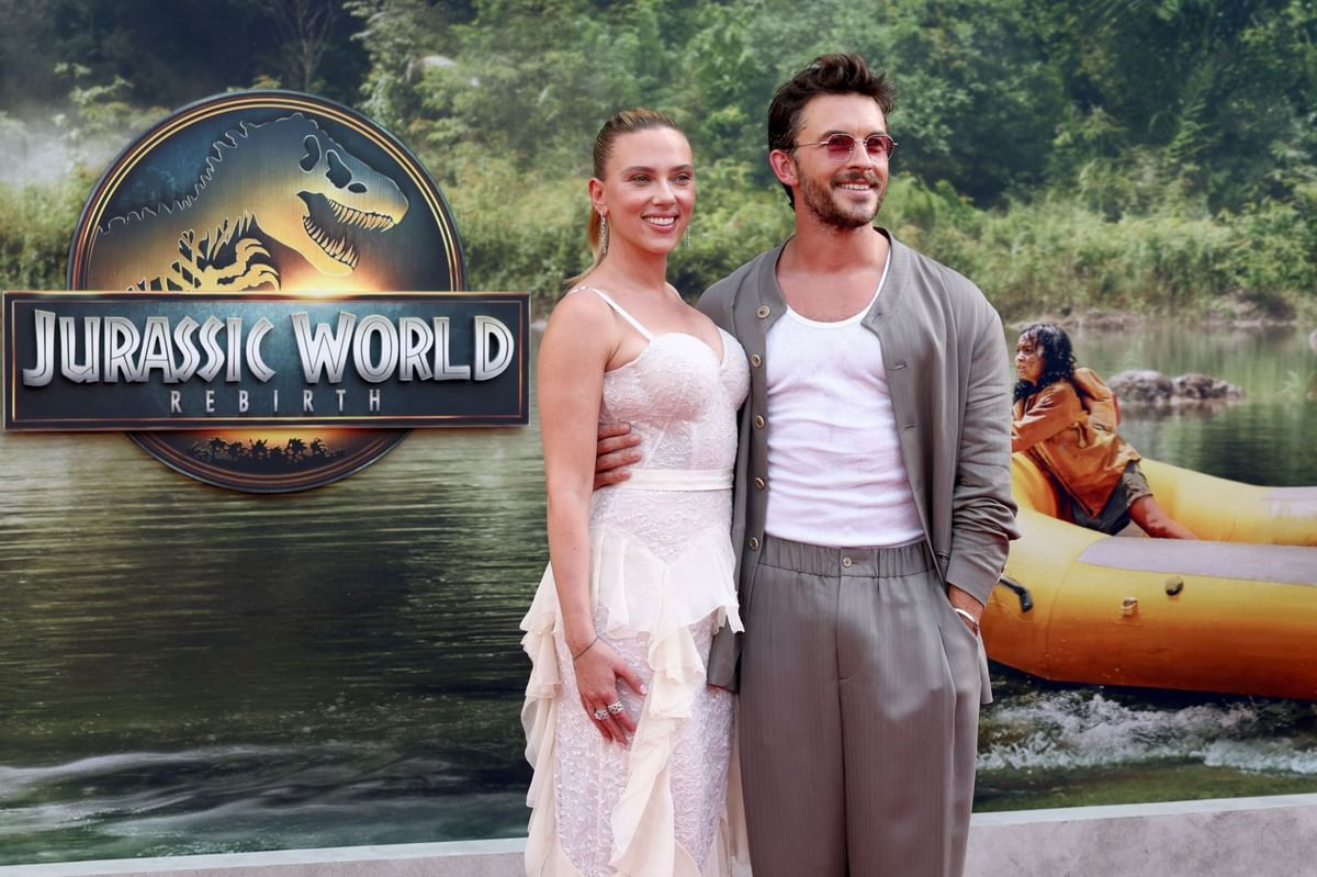 "It's smart marketing"- Fans react as Scarlett Johansson and Jonathan Bailey spark buzz with new snap after viral kiss
