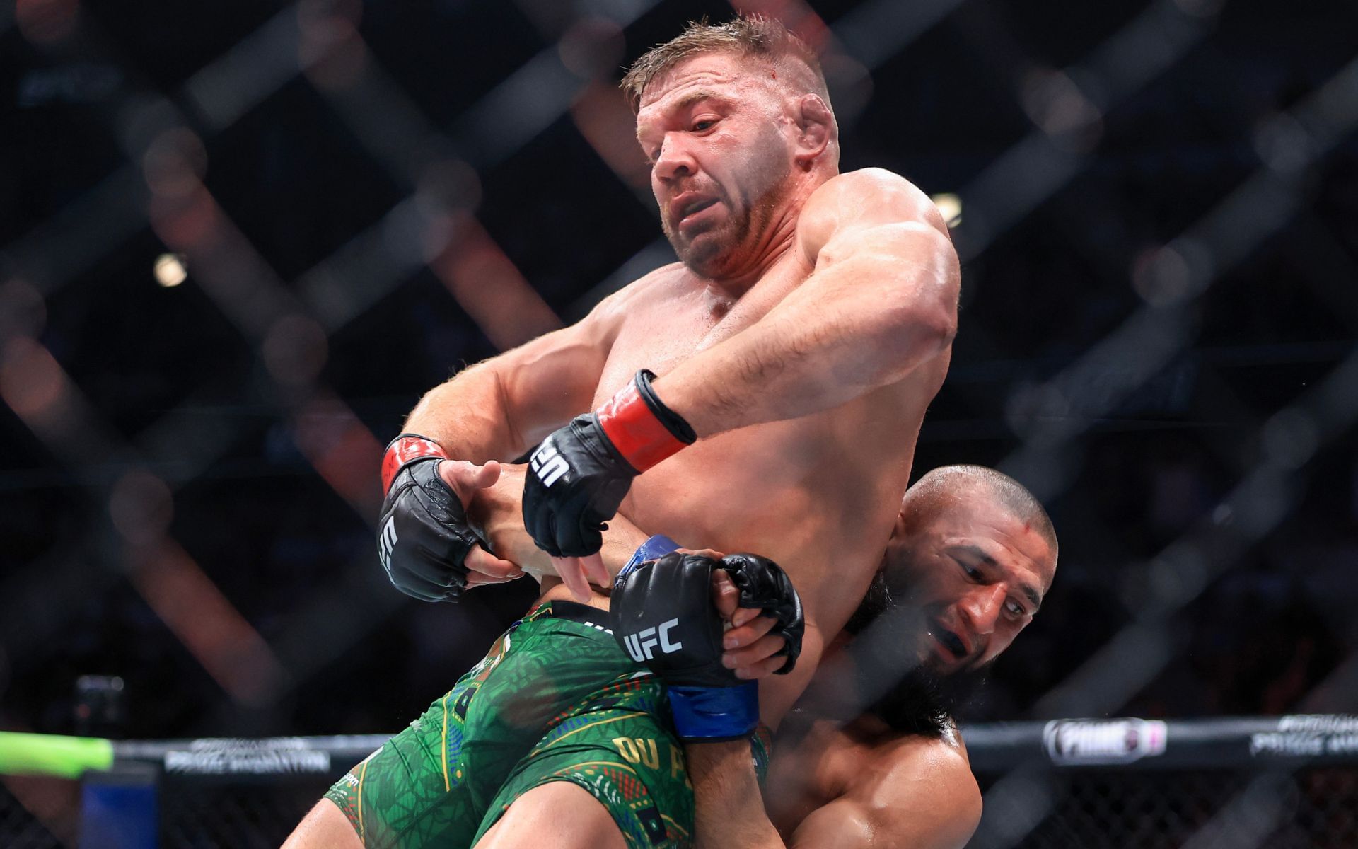 Dricus du Plessis (left) being out grappled by Khamzat Chimaev (right) at UFC 319. [Image courtesy: Getty Images]