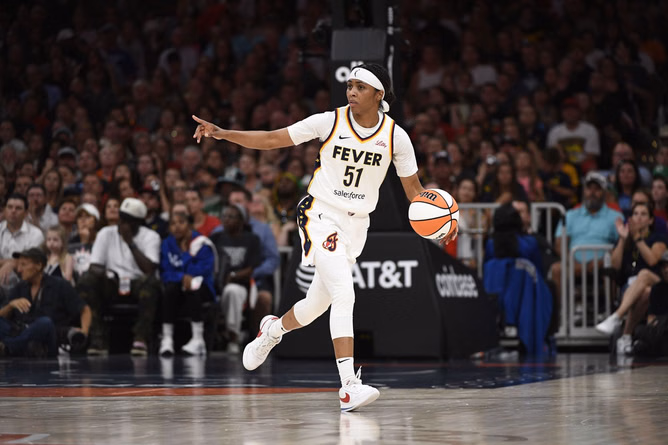 "ACL in shreds" - WNBA fans react to injured Sydney Colson standing arm-in-arm with Sophie Cunningham wearing knee brace