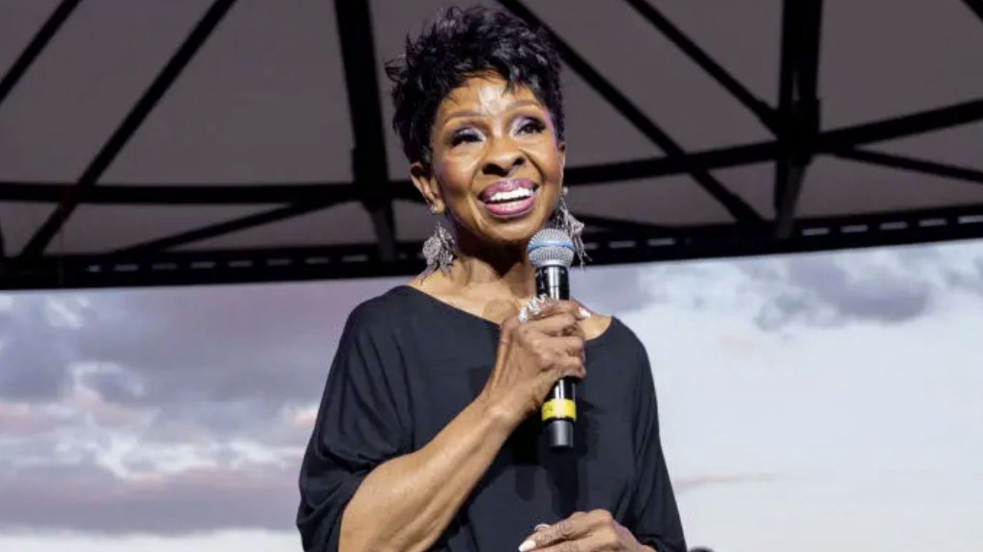 Gladys at a concert (Image via Instagram/@msgladysknight)