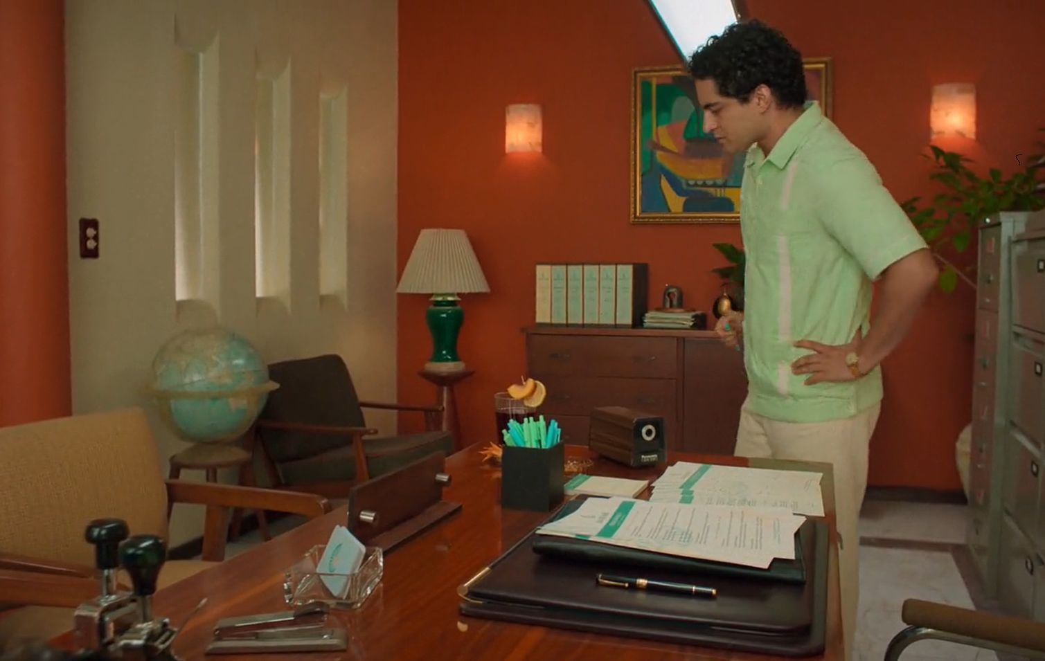 A still from Acapulco (Image via AppleTV+)