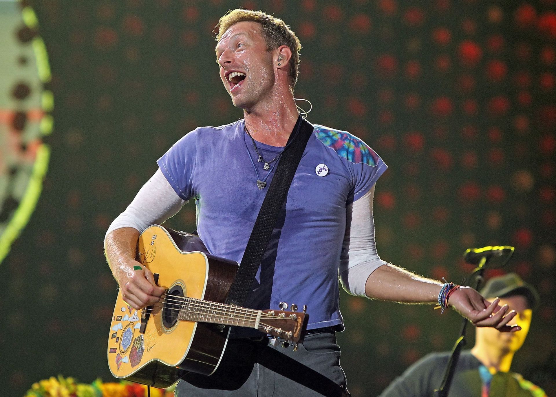 Coldplay&#039;s Chris Martin performs at Gillette Stadium (Image via Getty)