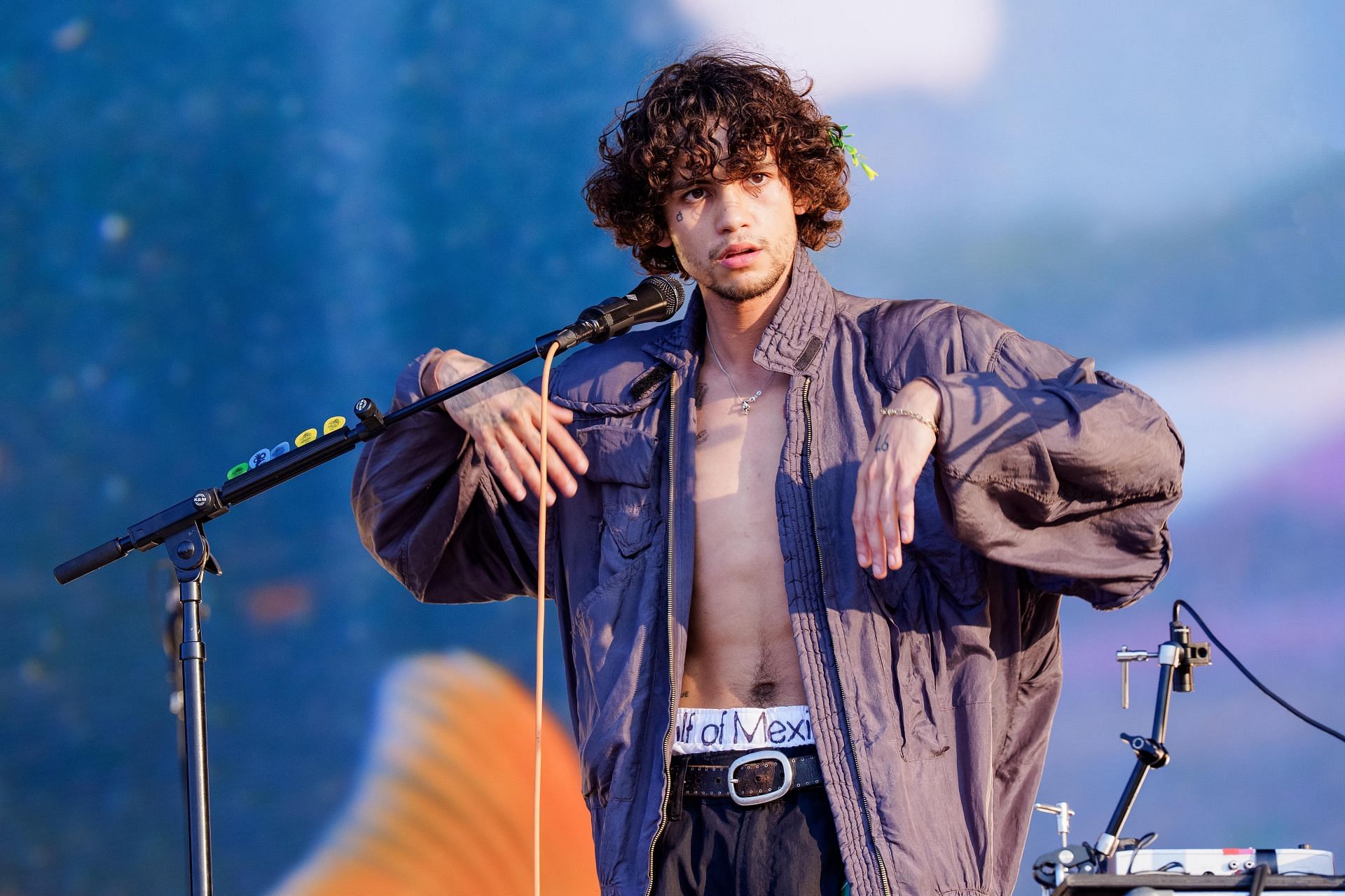 Who does Dominic Fike reportedly have a kid with? Singer introduces his baby son to the world at Lollapalooza