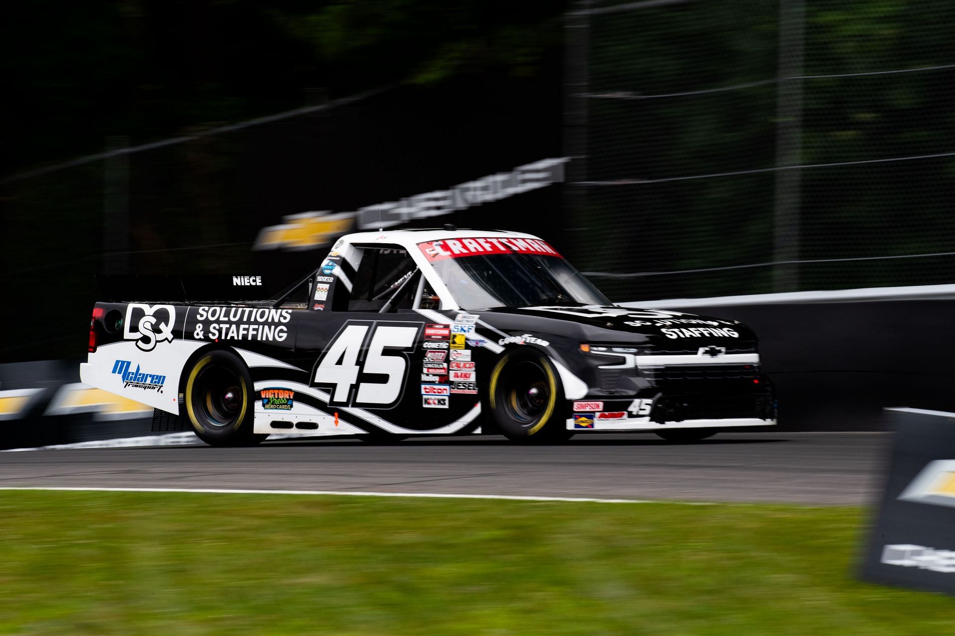 Kaden Honeycutt (45) Durante a ingressar na NASCAR Craftsman Trucks Series em Lime Rock Park. Fonte: Getty