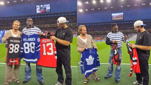 William Nylander swaps jerseys with Rafael Leao ahead during AC Milan's Series A opener