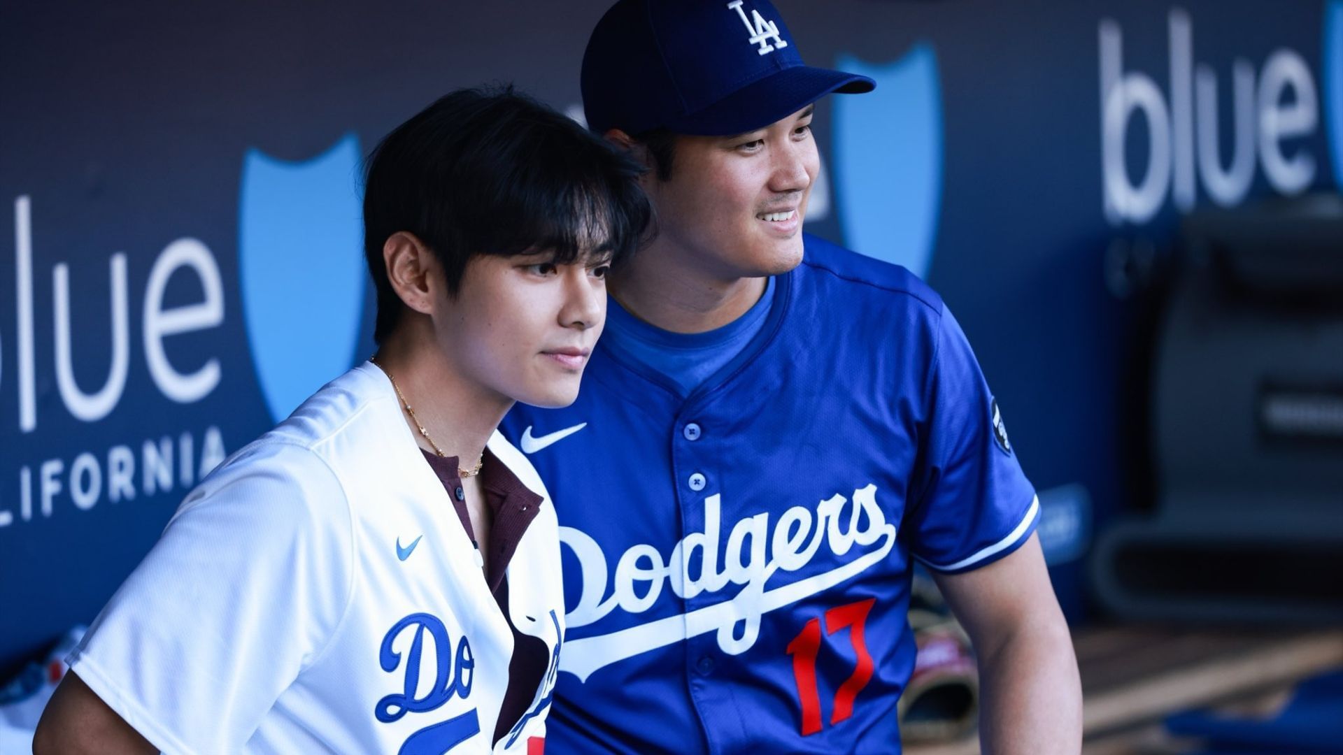 V with Shohei Ohtani (Image via X/@mlbespanol)