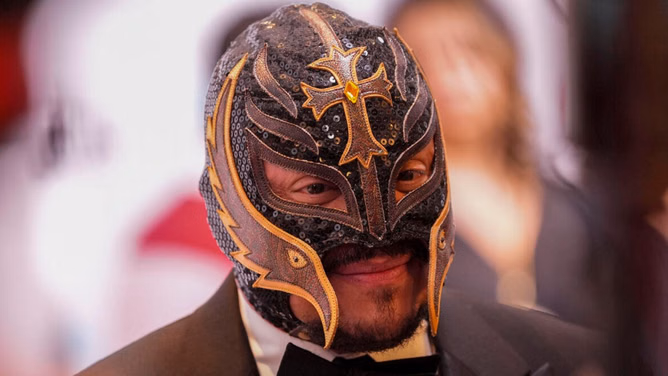 Major AEW name claims he's better than Rey Mysterio ever could be