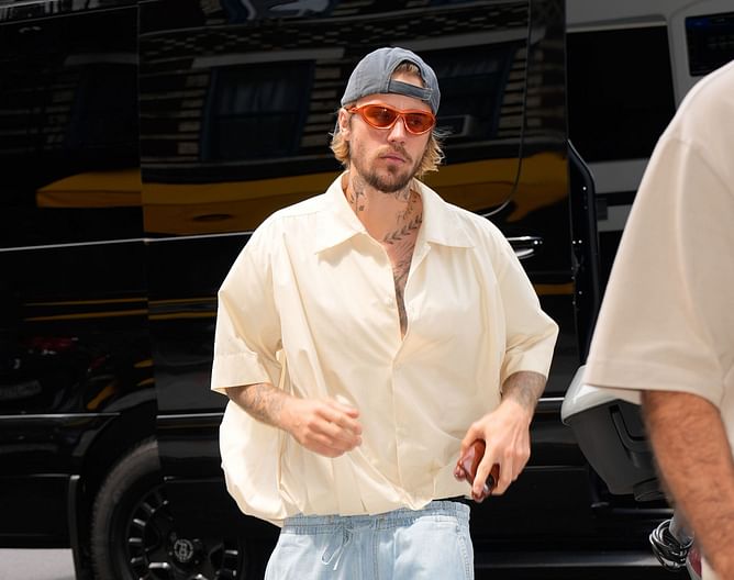 “Sell these for $50 dollars”: Netizens react to Justin Bieber sporting a hoodie referencing his viral “clocking to you” meme