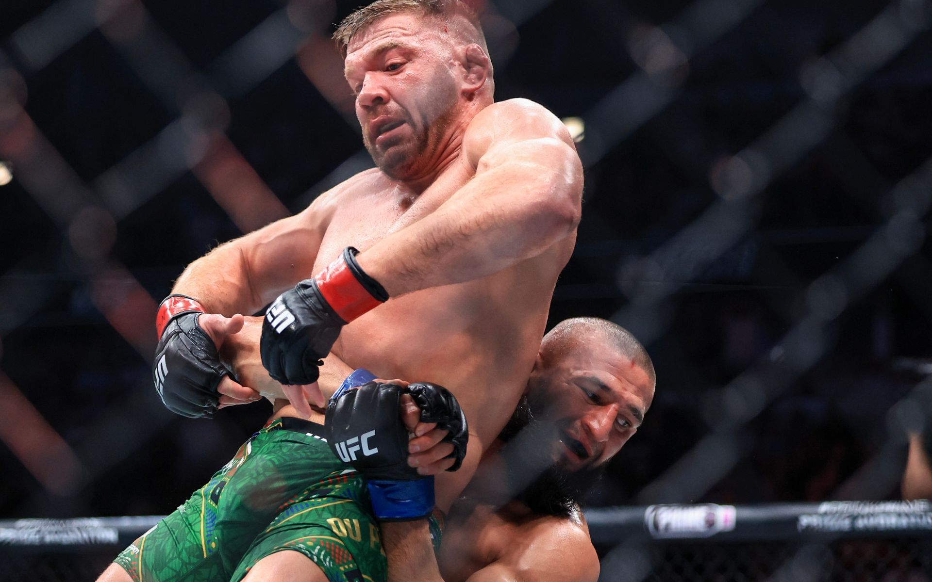 Khamzat Chimaev dominates Dricus du Plessis at UFC 319. [Image courtesy: Getty]