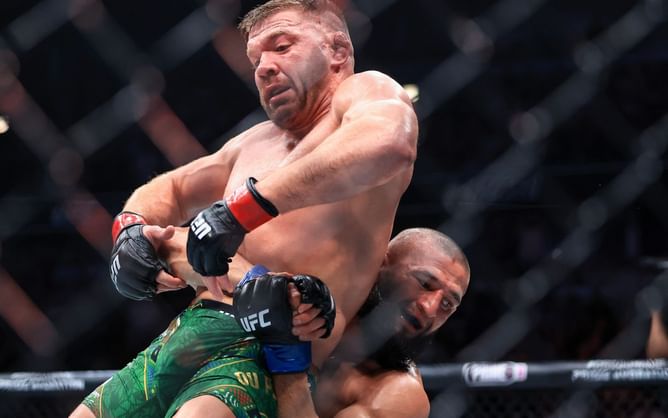 Dricus du Plessis' coach argues referee "should've done better" in UFC 319 defeat to Khamzat Chimaev: "Stand the fight up man"