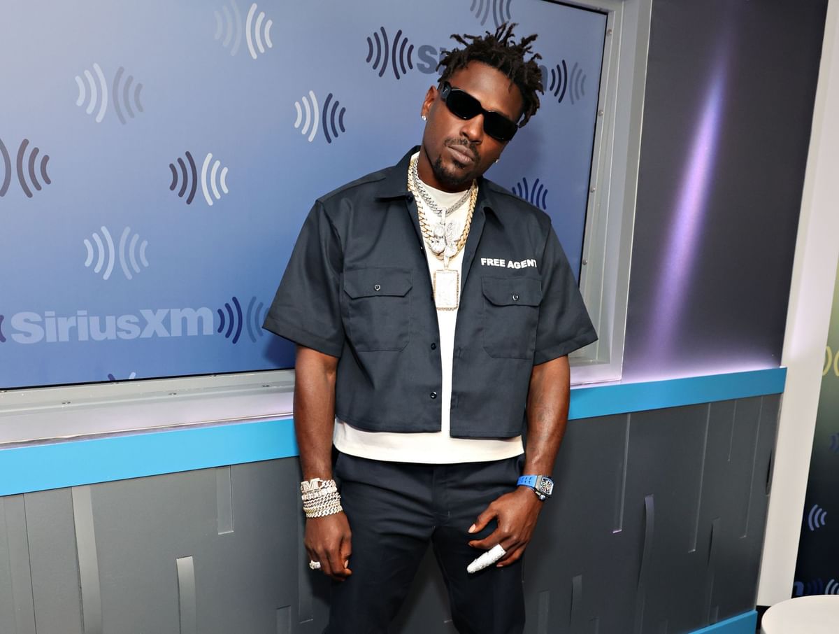 "Fa**ot of the day" - Antonio Brown takes shot at Vikings male cheerleader amid growing criticism around Minnesota's decision
