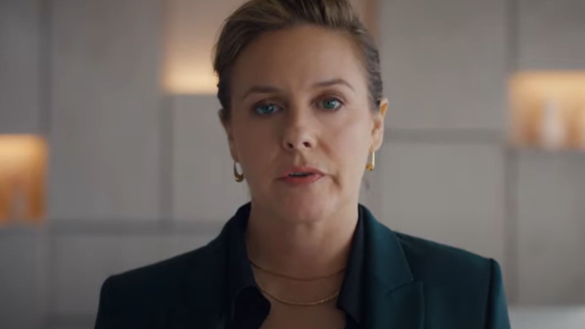 Alicia Silverstone as Fiona Sharpe (Image via YouTube/ Acorn TV)