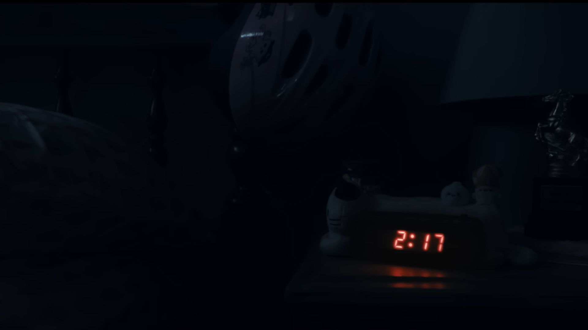 The children vanish at 2.17 am (Image via YouTube/Warner Bros.)