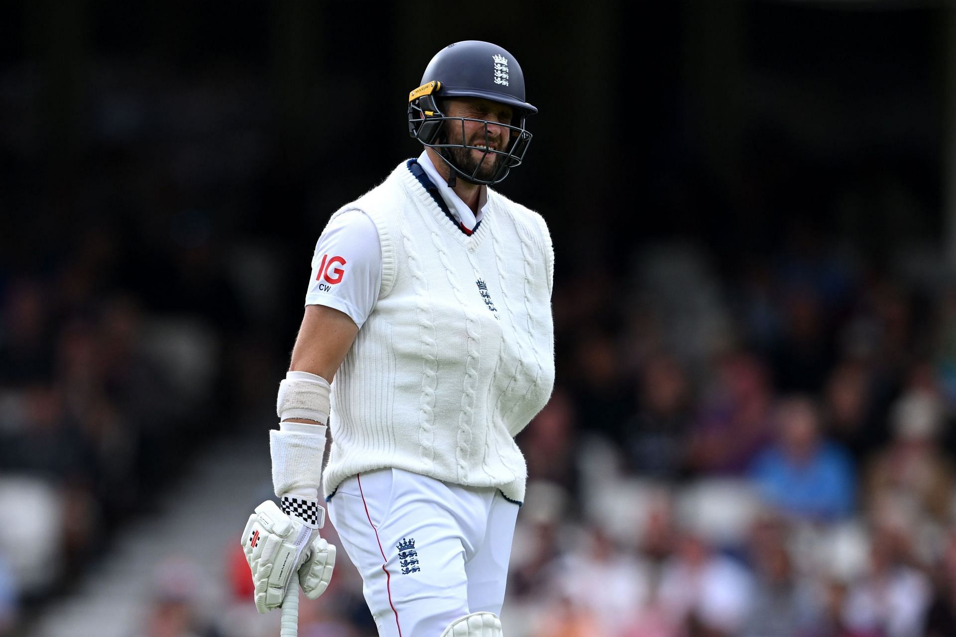 Chris Woakes receives standing ovation as he walks out to bat with one hand plastered on Day 5 of ENG vs IND 2025 5th Test [Watch]