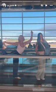 Přítelkyně Alexe Rodrigueze Jaclyn Cordeiro otočí hlavy s veselou pózou v oblečení v Athleisure na letišti Detroit. (Přes Instagram)