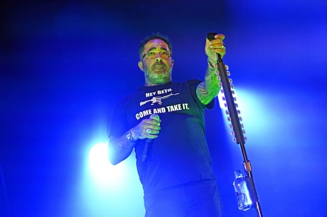 What is a "360 deal"? Aaron Lewis explains the perils of modern record labels, claims "most, if not all," artists hate them
