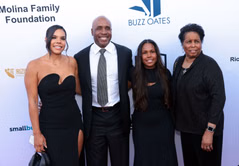 Barry Bonds earns major achievement from Harold & Carole Pump Foundation, links up with Mike Tyson, Sugar Ray Leonard at celebrity diner