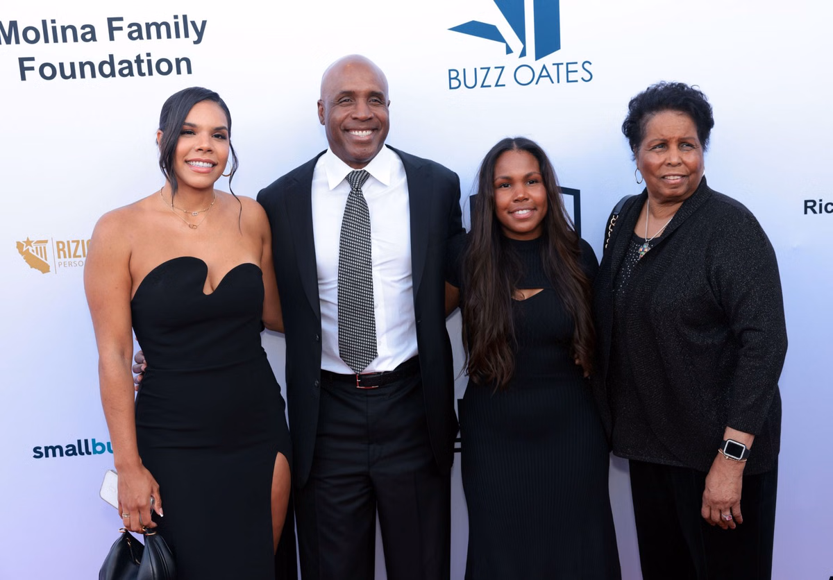 Barry Bonds earns major achievement from Harold & Carole Pump Foundation, links up with Mike Tyson, Sugar Ray Leonard at celebrity diner
