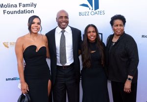 Barry Bonds earns major achievement from Harold & Carole Pump Foundation, links up with Mike Tyson, Sugar Ray Leonard at celebrity diner