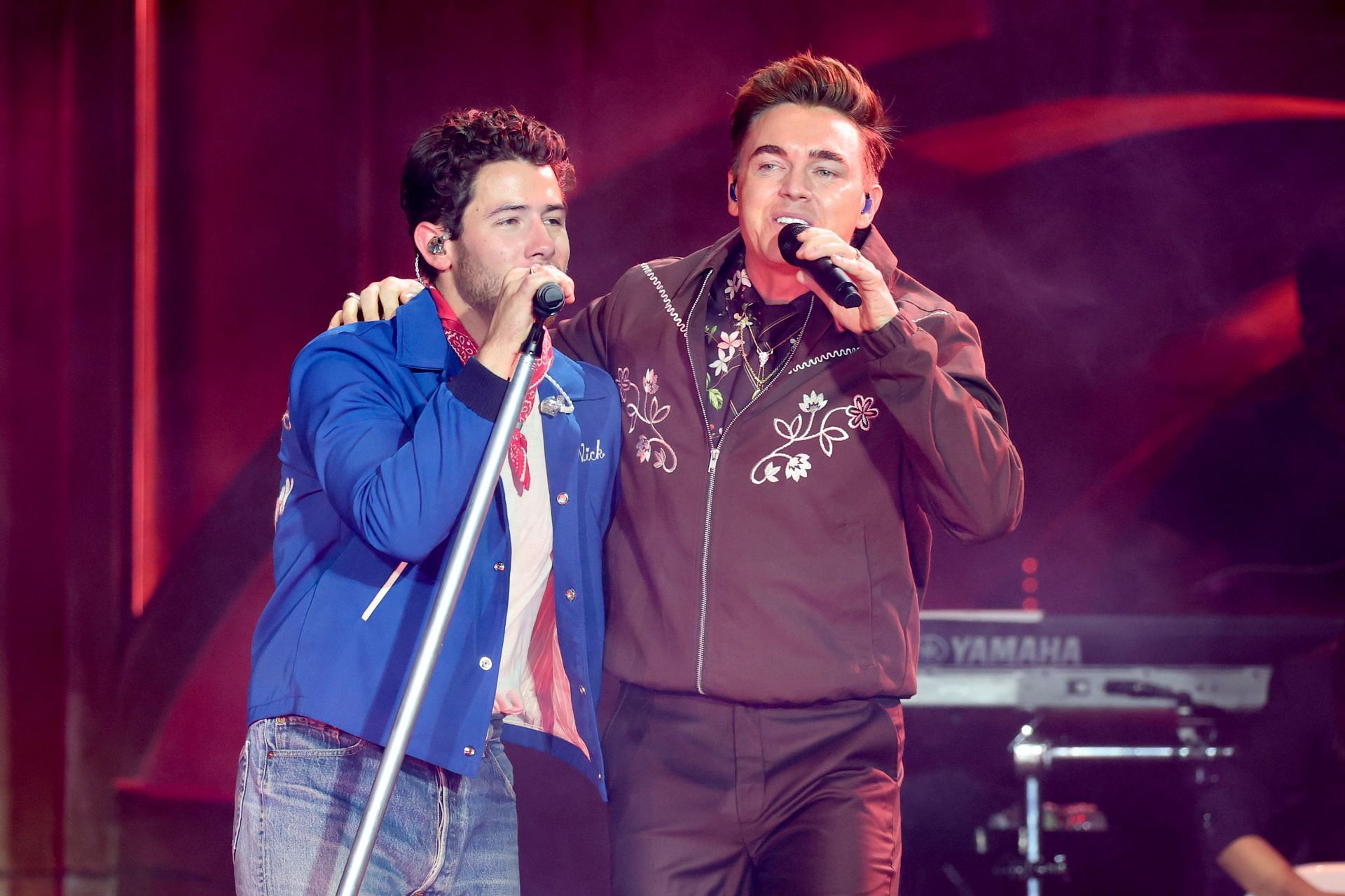 Nick Jonas and Jesse McCartney at the JONAS20 Greetings From Your Hometown Tour (Image via Getty Images)