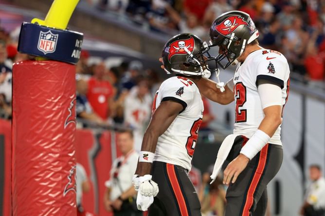 Antonio Brown mocks at Tom Brady for making ESPN reporter blush after surprising hair compliment