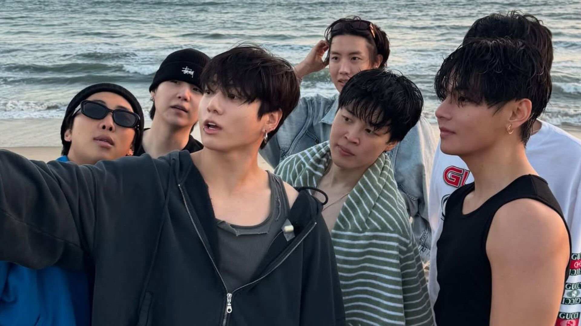 All seven BTS members on Weverse live (Images via Instagram/@thv)