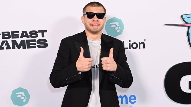 "You're not a real supporter": Jynxzi slams his fans for wanting him to play Rainbow Six Siege after pivoting to Clash Royale content