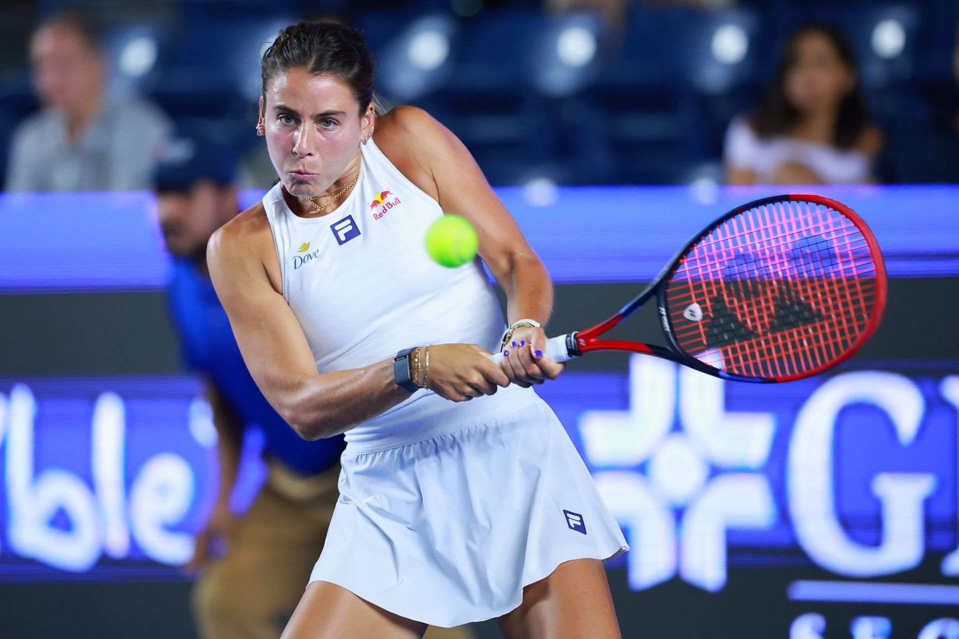 Emma Navarro hits a backhand in Monterrey | Image Source: Getty