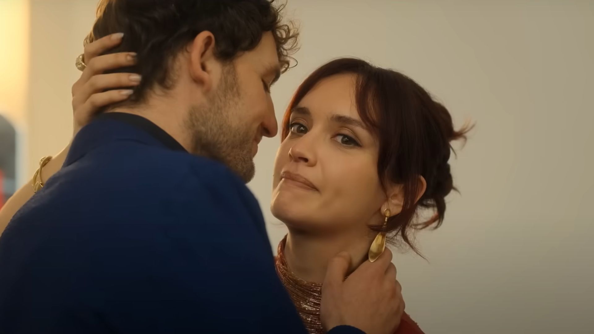 Cooke in and as The Girlfriend (Image via YouTube/Prime Video)