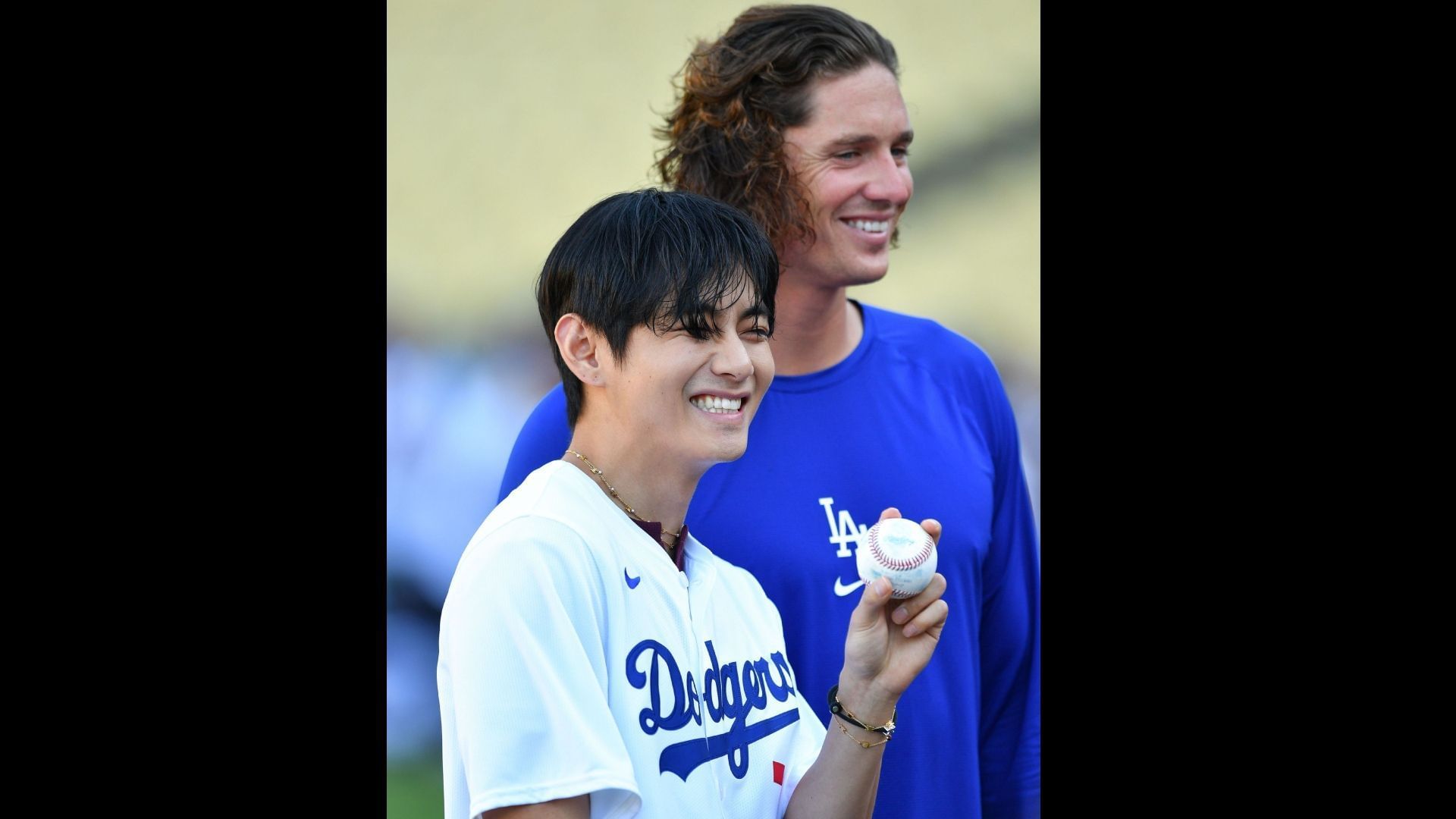 V with Tyler Glasnow (Image via Getty)