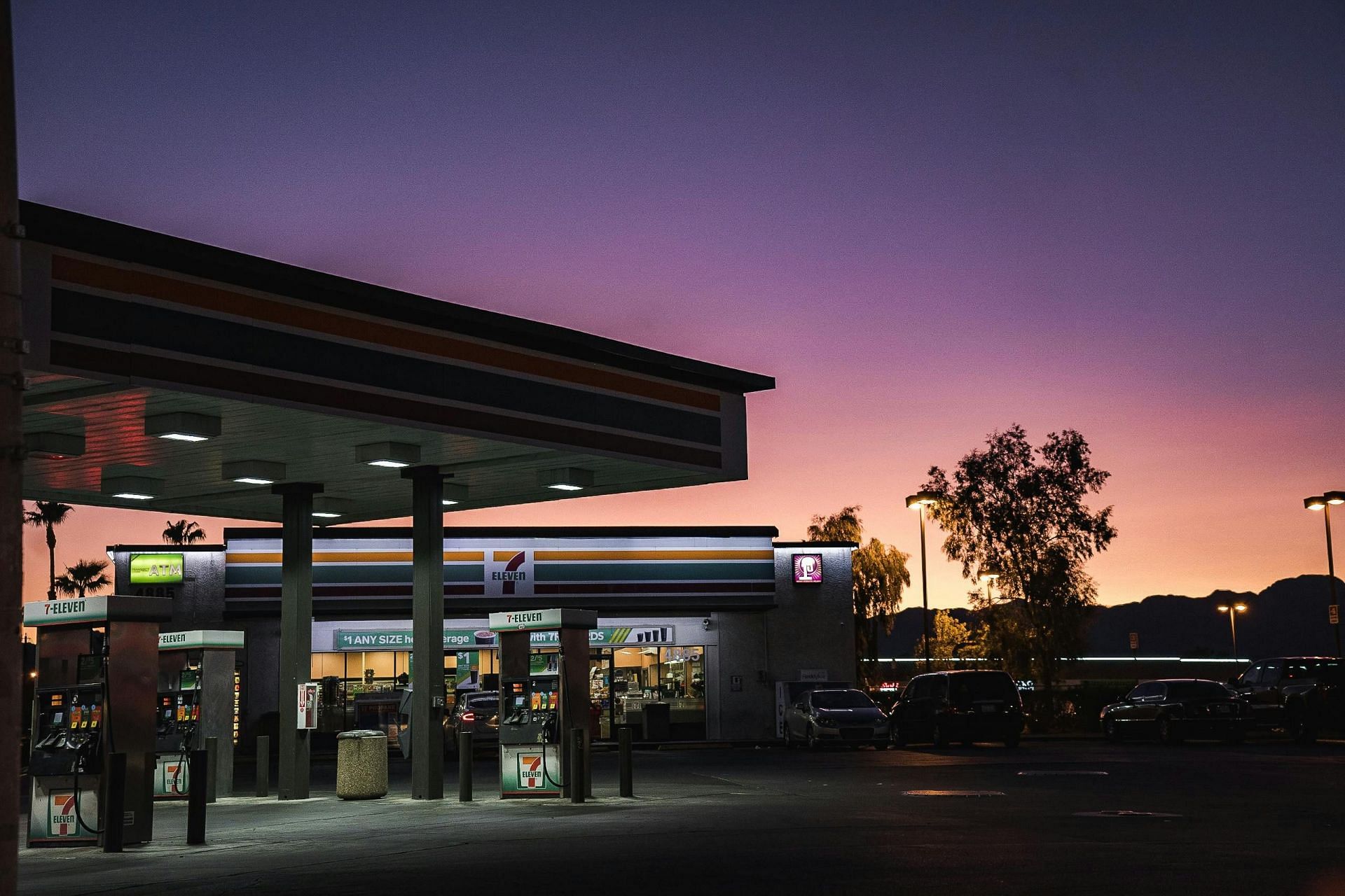 Video from a nearby gas station put the twins outside their house at 10:10 a.m. (Image via Pexels)