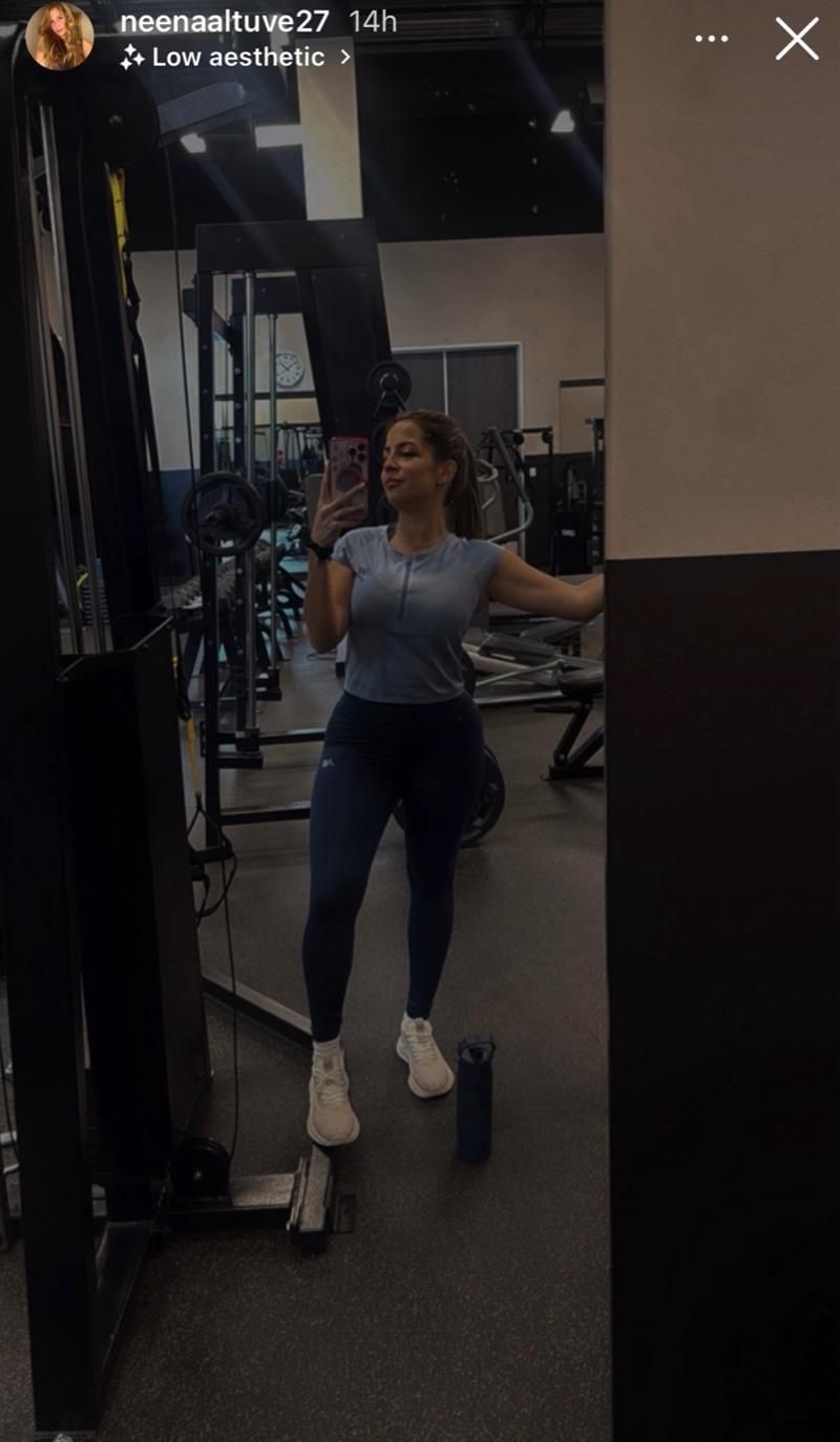 Jose Altuve&#039;s wife, Nina Altuve, also posted her Mirror selfie on her social media platform. (Via Instagram)