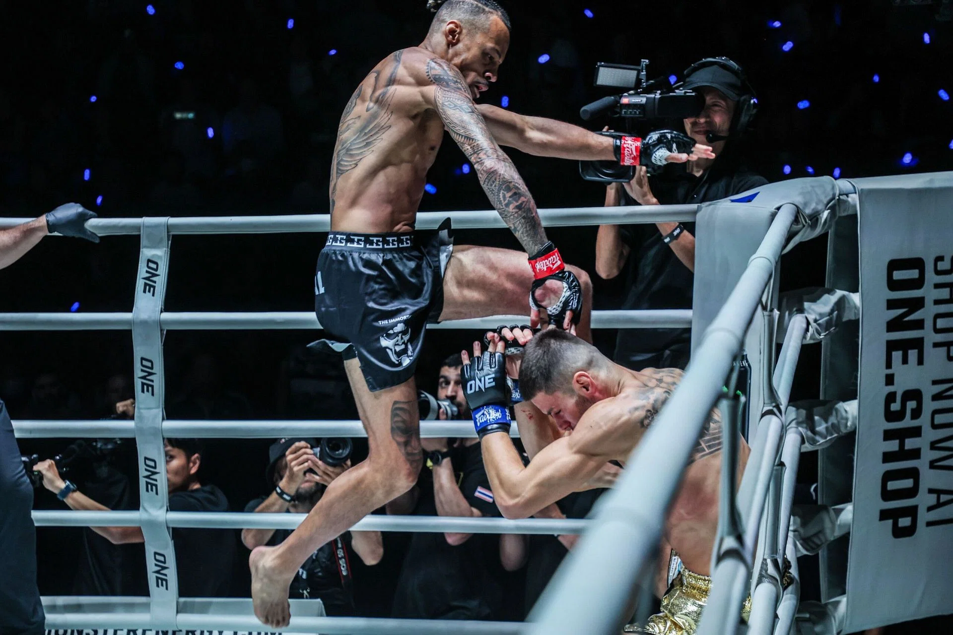Regian Eersel throws a flying knee vs George Jarvis | Photo by ONE Championship