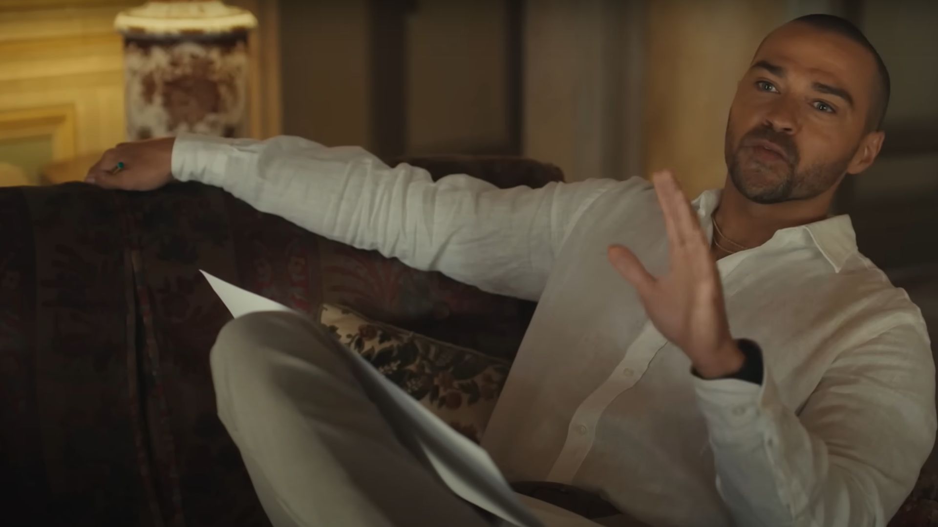 Williams as De Luca (Image via YouTube/Prime Video)