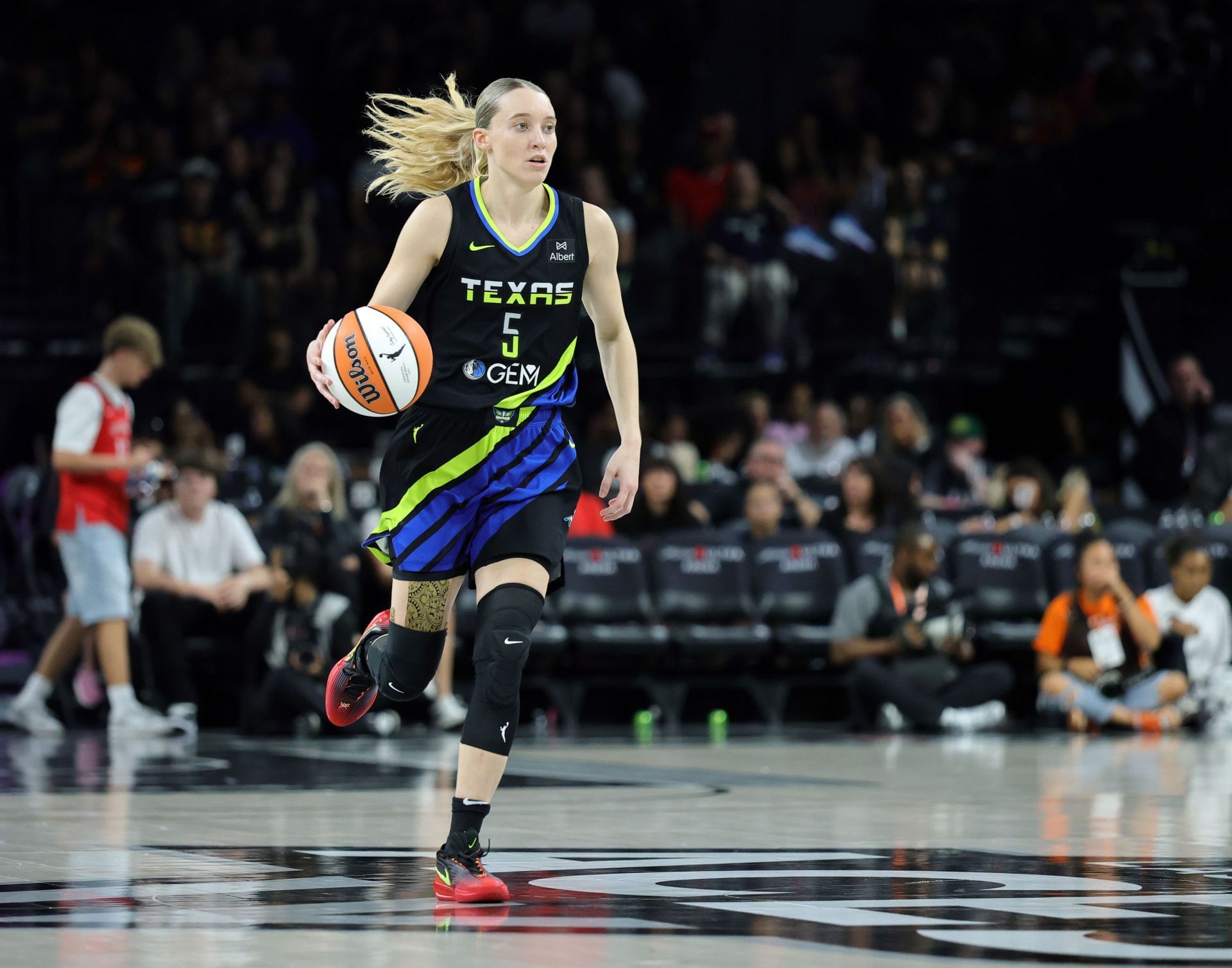 Paige Bueckers #5 of the Dallas Wings brings the ball up the court against the Las Vegas Aces - Source: Getty
