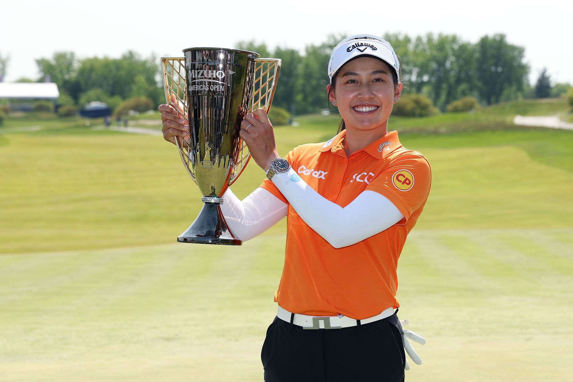 Jeeno Thitikul poses with the trophy after winning the Mizuho Americas Open 2025 (Image Source: Getty)