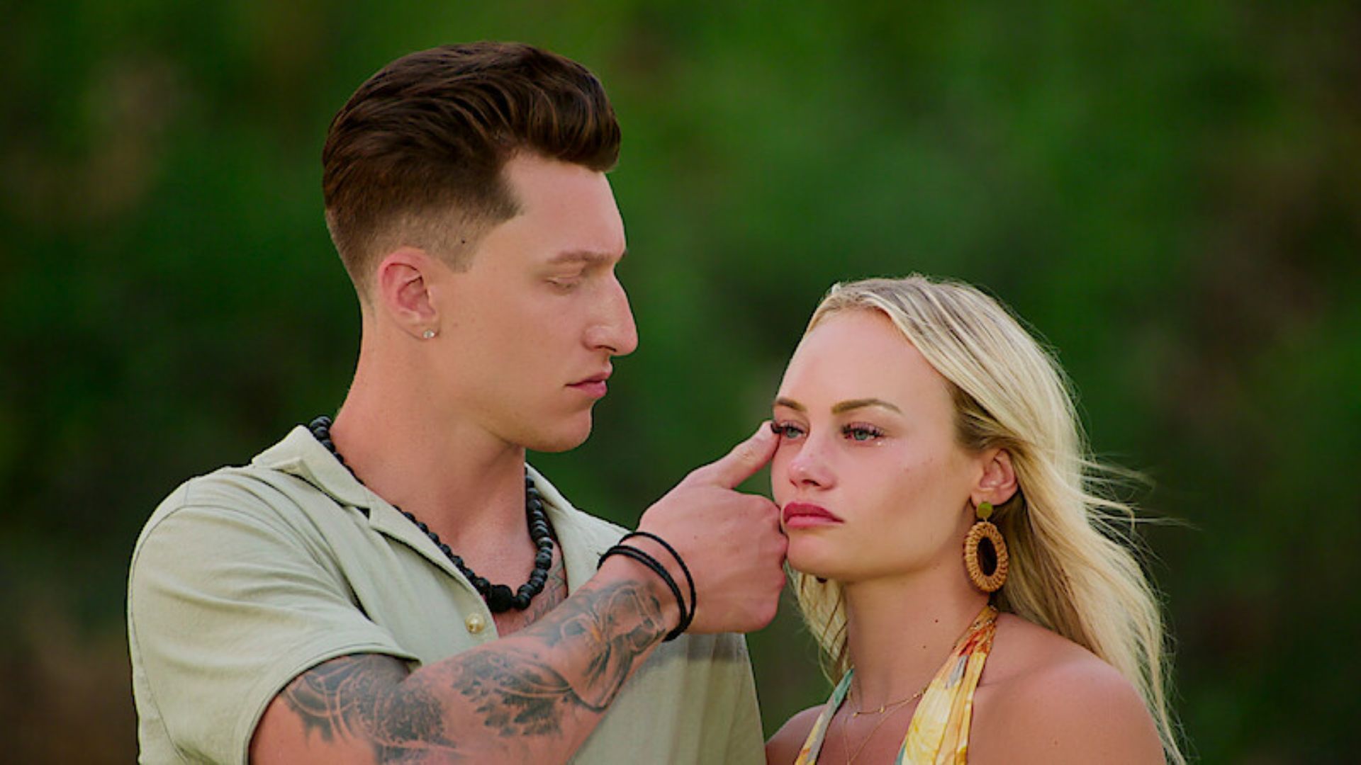 A couple named Grant and Ashley enter the villa (Image via Netflix)