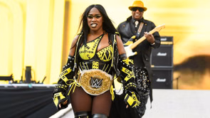 Major WWE Superstar breaks silence on Naomi's situation