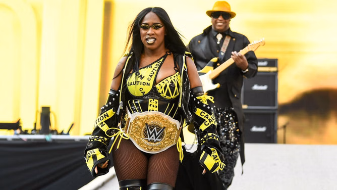 Major WWE Superstar breaks silence on Naomi's situation