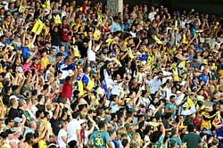 Fan takes amazing one-handed catch despite holding two beer cans in other during AUS vs SA 2025 1st T20I [Watch]