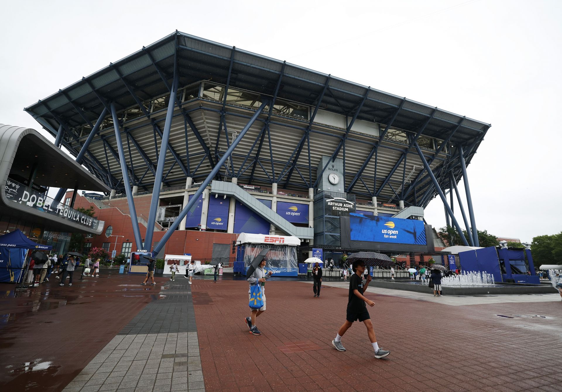 Which US Open courts have roofs