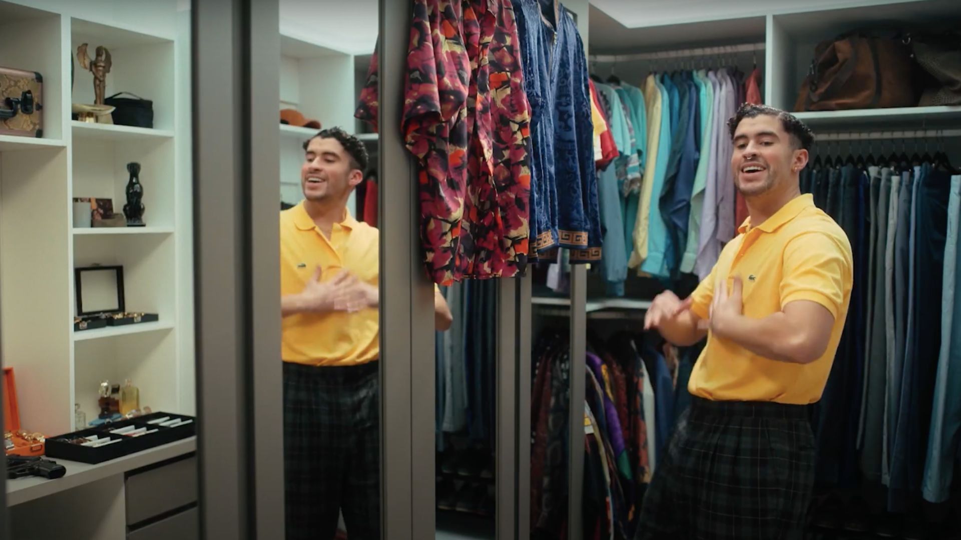 Kitty loves flashy outfits in Narcos: Mexico season 3 (Image via YouTube/Netflix Espa&ntilde;a)