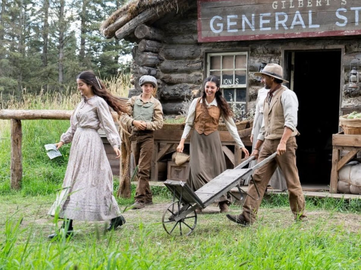 Halls Family on Back to the Frontier (Image via Instagram/@magnolianetwork)