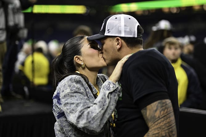 Dillon Gabriel’s fiancée Zo Caswell shows off black crop top outfit in "date night" mirror selfie with Browns QB