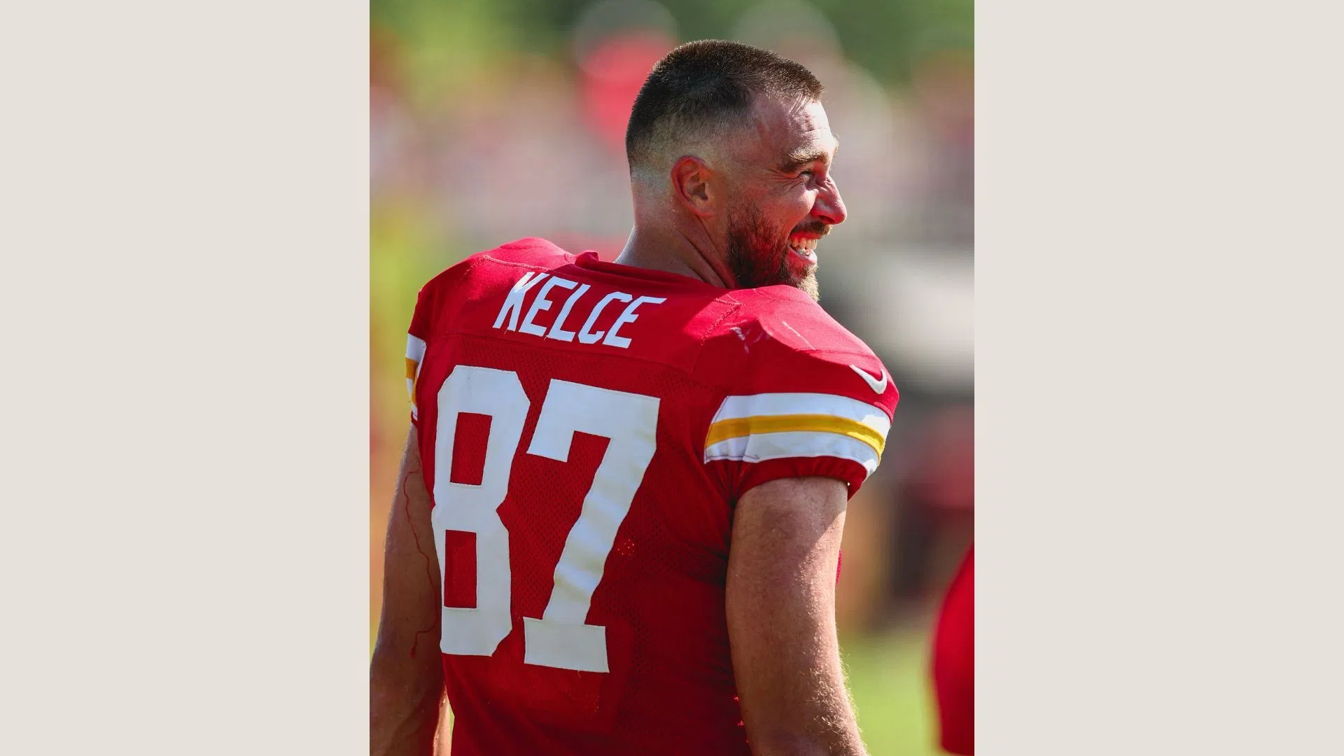 Travis Kelce debuts his new hair (Image via Kansas City Chiefs/ X)