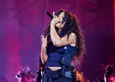 "Nicki count your days" - Fans react to SZA seemingly teasing new music as she posts video of working in the studio on Instagram Stories
