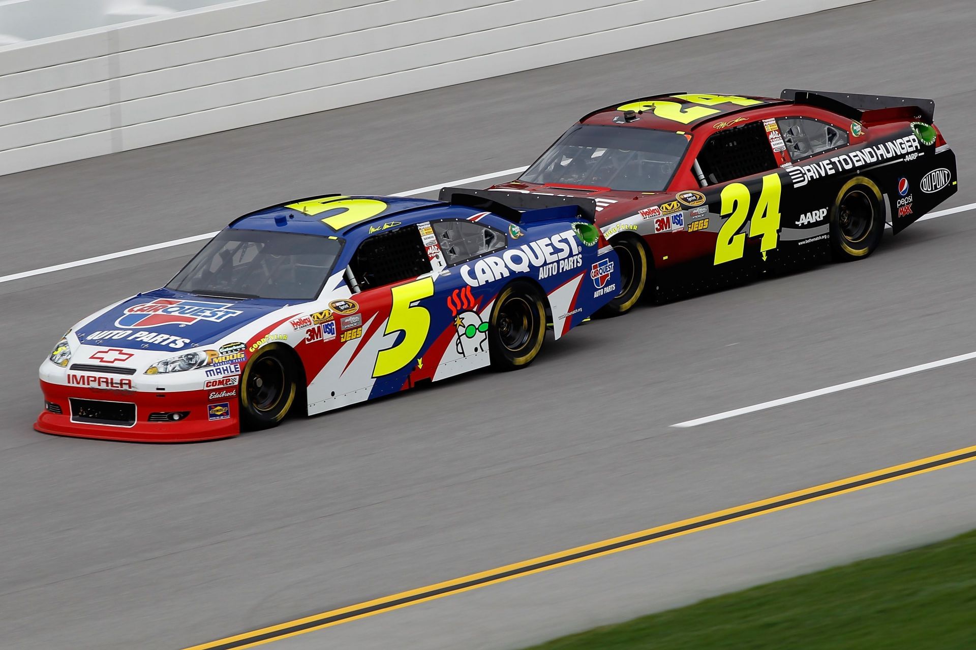 Mark Martin (5) leads Jeff Gordon (24) during the 2011 NASCAR Sprint Cup Series race at Talladega. Source: Getty