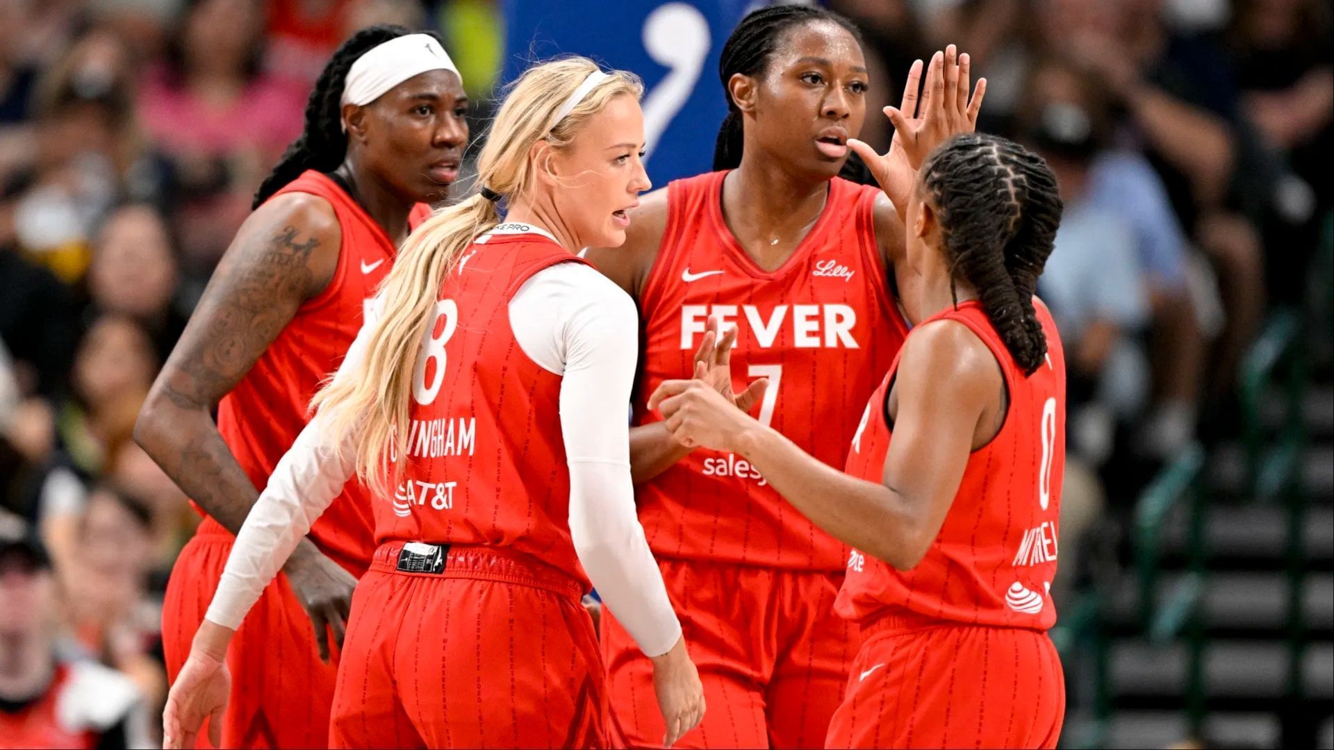 Kelsey Mitchell gives heartfelt shoutout to $233,468 Fever teammate for massive career milestone. (Photo: IMAGN)