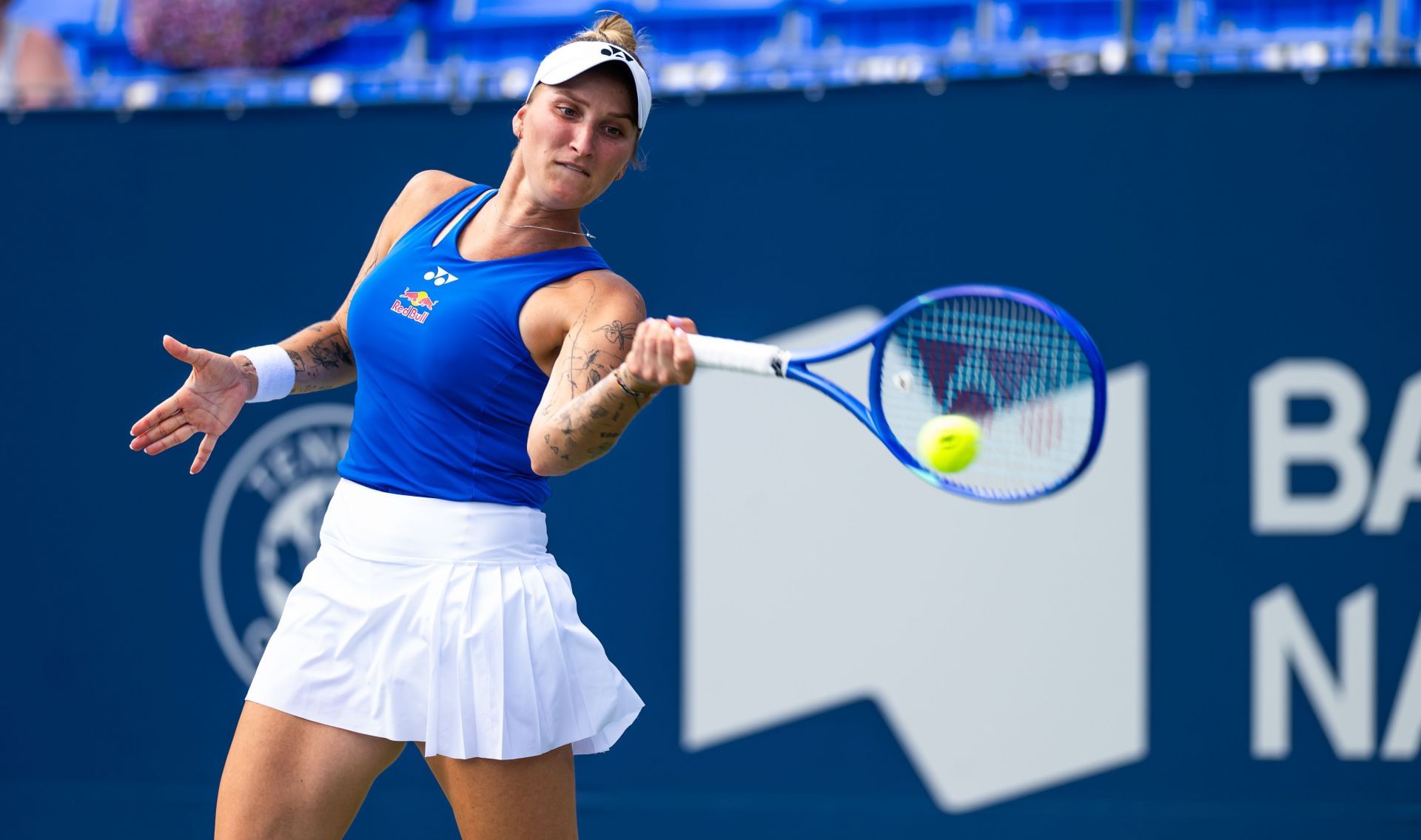 Marketa Vondrousova hits a forehand |